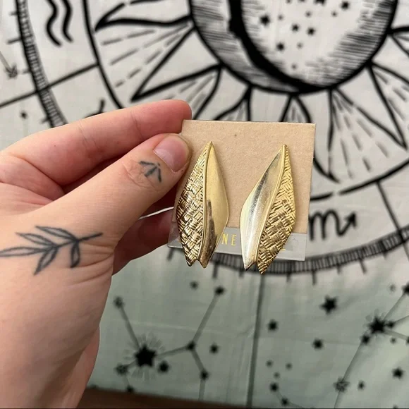 3/$30 | Vintage 2 Pairs Of Gold Earrings - Picture 5 of 11